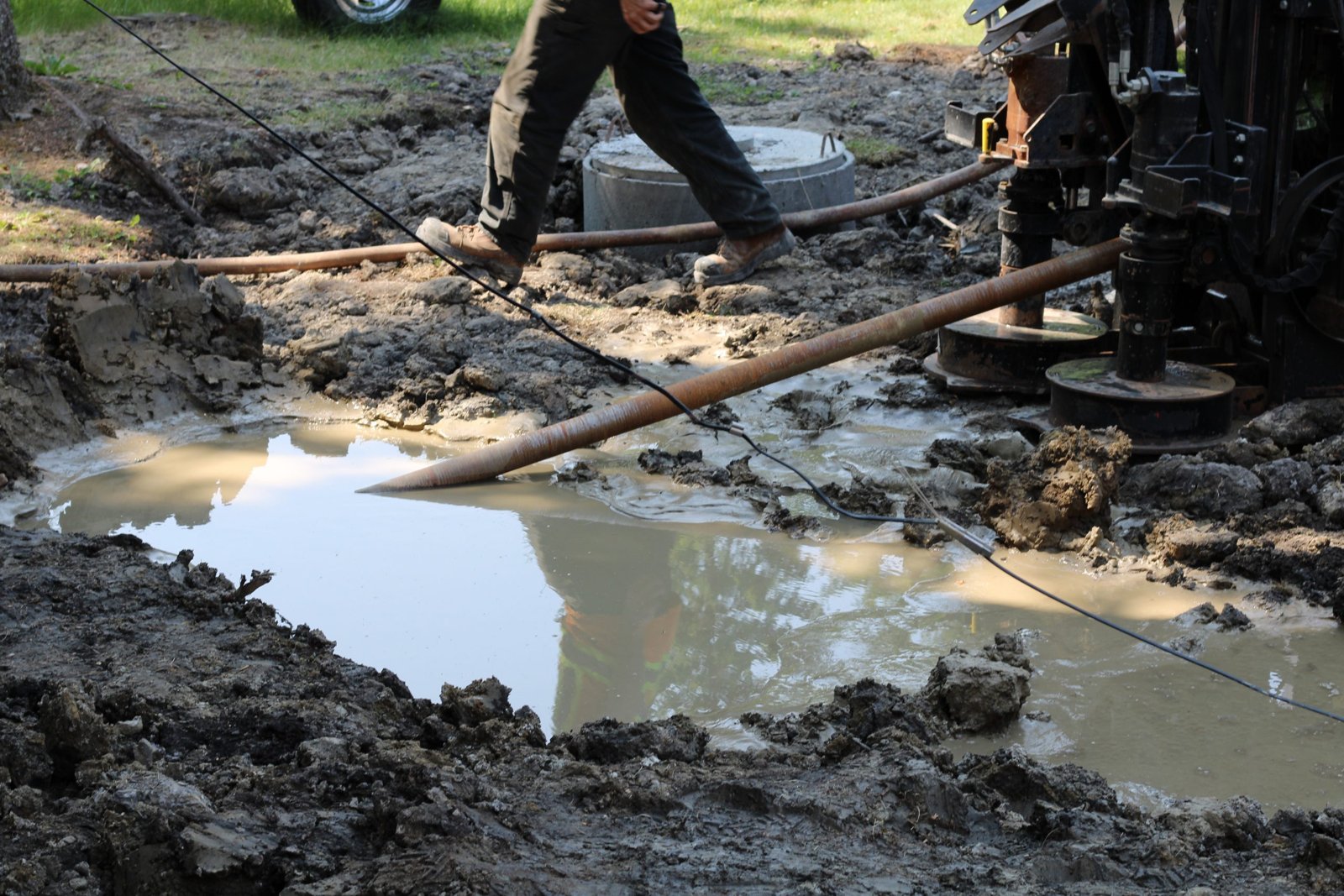 Backhoe arm and bucket